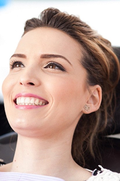 Woman smiling in teh dentist's chair